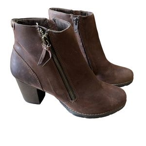 Clarks Women’s Mission Alfa Brown Oily Heeled Leather Ankle Boots in Size 7.5M